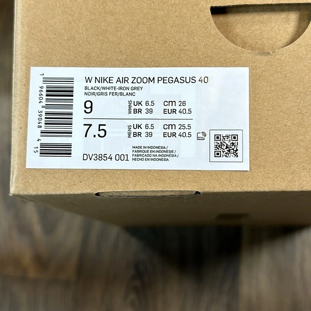 NWT Women Nike Air Zoom Pegasus Sneakers